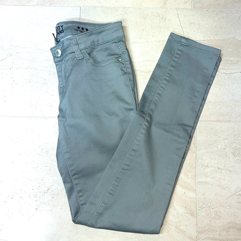 Celebrity Pink Low Rise Skinny Jean in Gray Juniors Size 3.